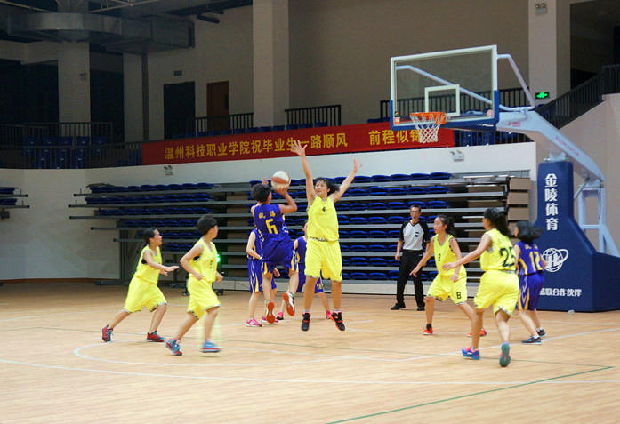 运动员展开激烈角逐